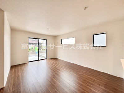 【居間・リビング】 | 富士宮市山宮 新築一戸建て 3号棟 | ゆったり過ごせるリビングです