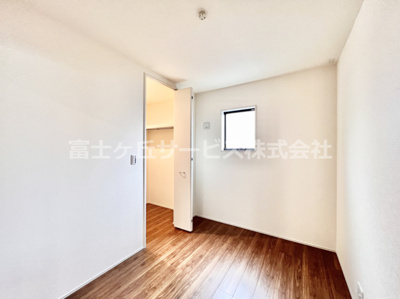 【洋室】 | 富士宮市山宮 新築一戸建て 3号棟 | リビング横の4.38帖の洋室です