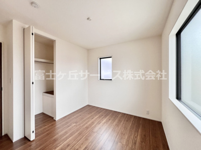 【洋室】 | 富士宮市山宮 新築一戸建て 3号棟 | 5.5帖の洋室です