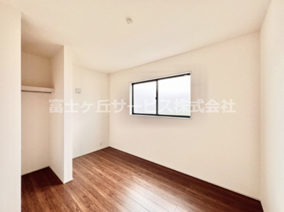 【洋室】 | 富士宮市山宮 新築一戸建て 3号棟 | 5.16帖の洋室です