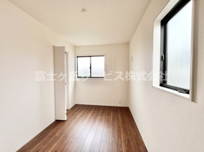 【洋室】 | 富士宮市山宮 新築一戸建て 3号棟 | 5帖の洋室です