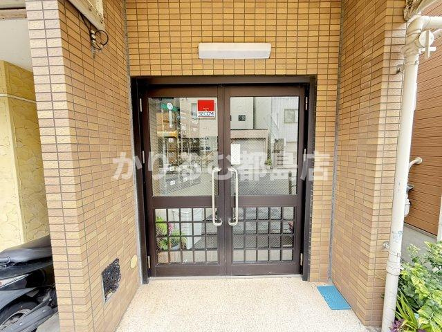 高殿マンションのエントランス