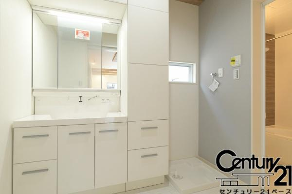 橿原市山之坊町 ／一戸建の独立洗面台|■現地撮影写真■三面鏡タイプのミラーキャビネット！収納スペースも豊富です！