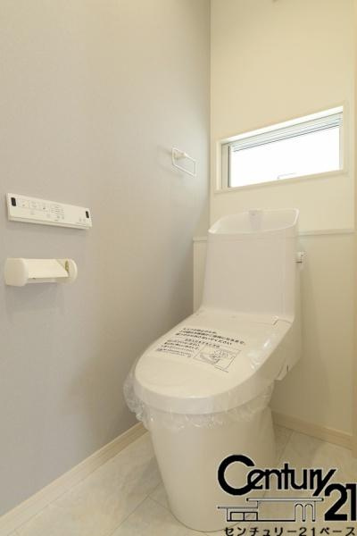 橿原市山之坊町 ／一戸建のトイレ|■現地撮影写真■ウォシュレット完備！トルネード洗浄・フチなし形状でお手入れも楽々ですね！