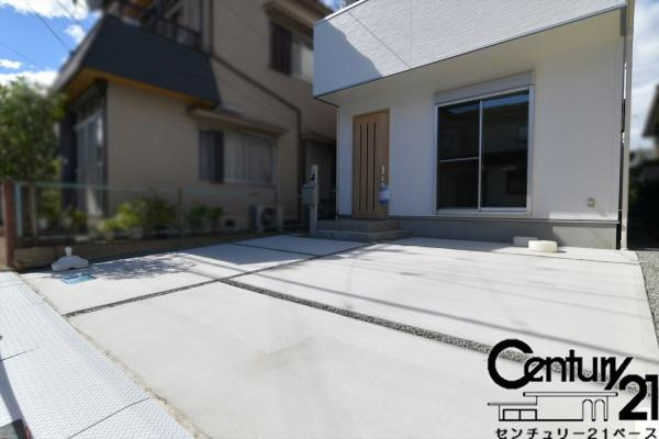 橿原市山之坊町 ／一戸建の駐車場|■現地撮影写真■広々とした駐車スペースを完備！