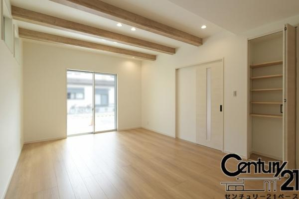 橿原市山之坊町 ／一戸建の居間・リビング|■現地撮影写真■ご家族でくつろいでいただける広々したリビングです！全窓ペアガラス標準装備！