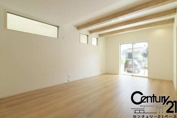 橿原市山之坊町 ／一戸建の居間・リビング|■現地撮影写真■見せ梁が印象的な明るい１８.６３帖のリビングです！