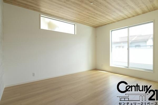 橿原市山之坊町 ／一戸建の洋室|■現地撮影写真■日当たりのよい明るい雰囲気の洋室です！