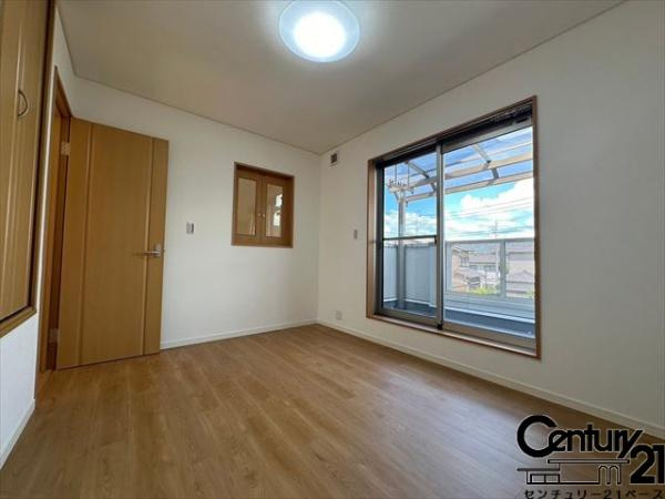 香芝市五位堂１丁目　一戸建の寝室|■現地撮影写真■開放感のある６帖の主寝室！他に洋室が２部屋ございます！