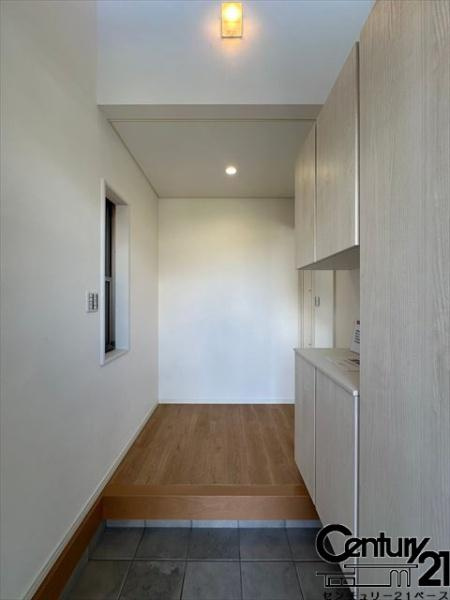 香芝市五位堂１丁目　一戸建の玄関|■現地撮影写真■すっきりとした明るい玄関が家族やお客様を迎えてくれます！