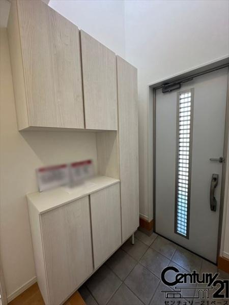 香芝市五位堂１丁目　一戸建の収納|■現地撮影写真■玄関に広々収納スペース完備！