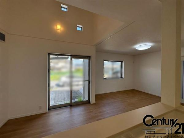 香芝市五位堂１丁目　一戸建の内装|■現地撮影写真■カウンターキッチンからリビングを見渡せますので、お子様にも目が行き届きます！