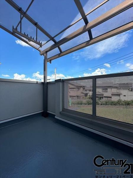 香芝市五位堂１丁目　一戸建のバルコニー|■現地撮影写真■日当たりのよいバルコニー！洗濯物もよく乾きます！