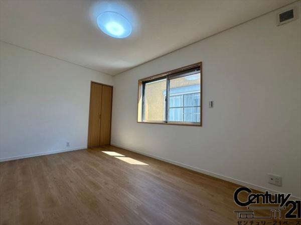 香芝市五位堂１丁目　一戸建の洋室|■現地撮影写真■日当たりのよい明るい雰囲気の洋室です！
