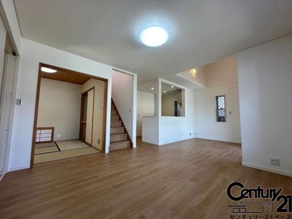 香芝市五位堂１丁目　一戸建の居間・リビング|■現地撮影写真■ご家族でくつろいで頂ける１６．５帖の開放的なリビングです！