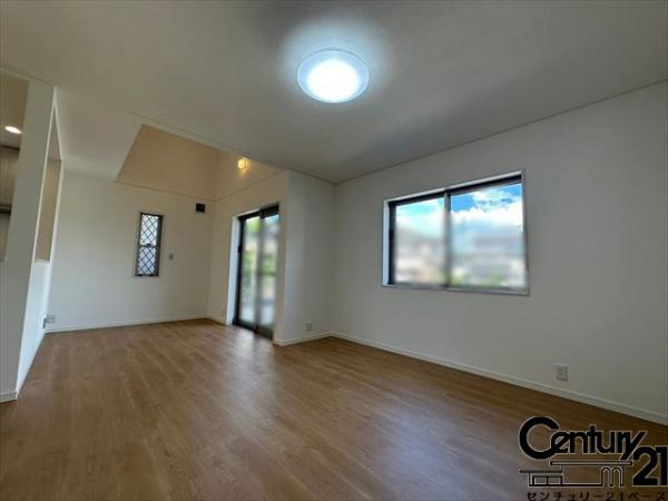 香芝市五位堂１丁目　一戸建の居間・リビング|■現地撮影写真■大きな窓から柔らかい光が射し込みます！