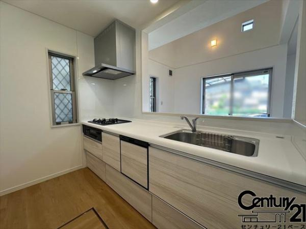 香芝市五位堂１丁目　一戸建のキッチン|■現地撮影写真■家族とのコミュニケーションがとりやすい人気のカウンターキッチン！食洗器付きで洗い物も楽々！