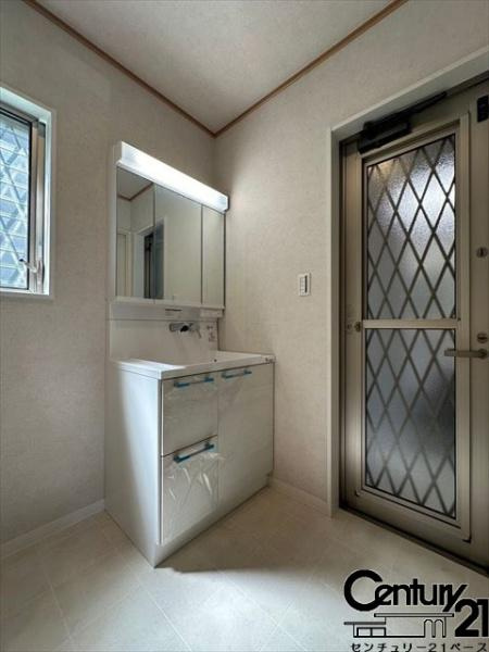 香芝市五位堂１丁目　一戸建の独立洗面台|■現地撮影写真■三面鏡タイプのミラーキャビネット！収納スペースも豊富です！