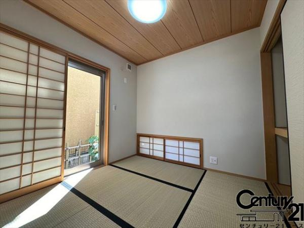 香芝市五位堂１丁目　一戸建の和室|■現地撮影写真■ほっこり落ち着ける、リビング隣接タイプの和室です！■