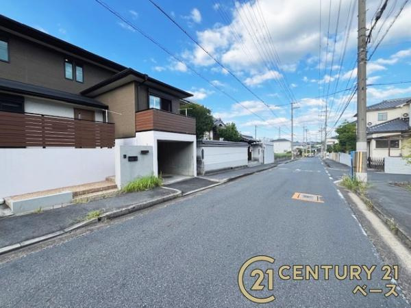 香芝市西真美３丁目　一戸建の前面道路含む現地写真