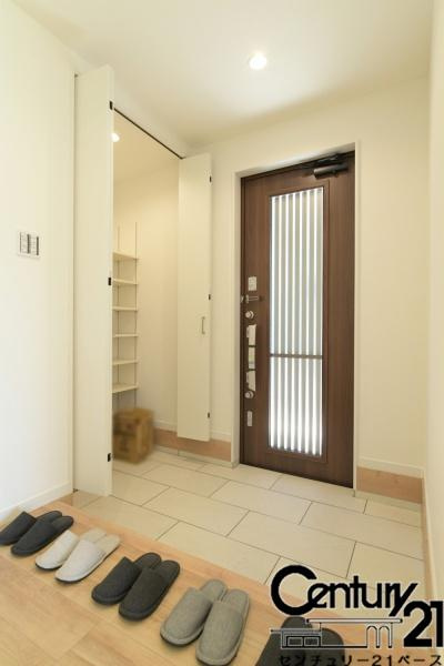大和高田市田井 ５号地 ／一戸建の玄関|■現地撮影写真■ＳＩＣ完備で玄関をスッキリ快適にお使いいただけます！