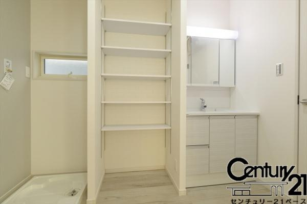 桜井市三輪 ２号地 ／一戸建の独立洗面台|■現地撮影写真■三面鏡タイプのミラーキャビネット！収納スペースも豊富です！