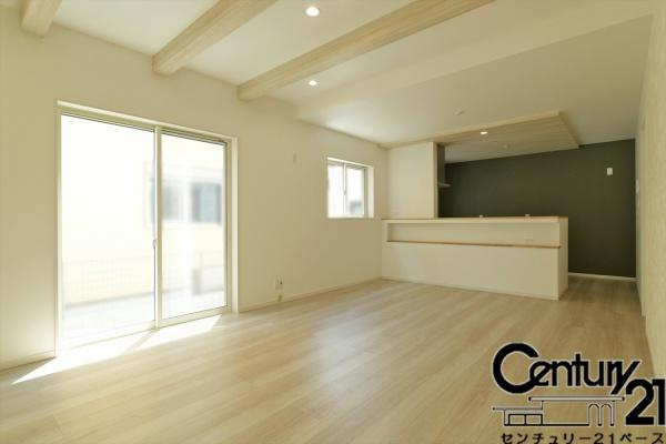 桜井市三輪 ２号地 ／一戸建の居間・リビング|■現地撮影写真■ご家族でくつろいでいただける広々したリビングです！全窓ペアガラス標準装備！