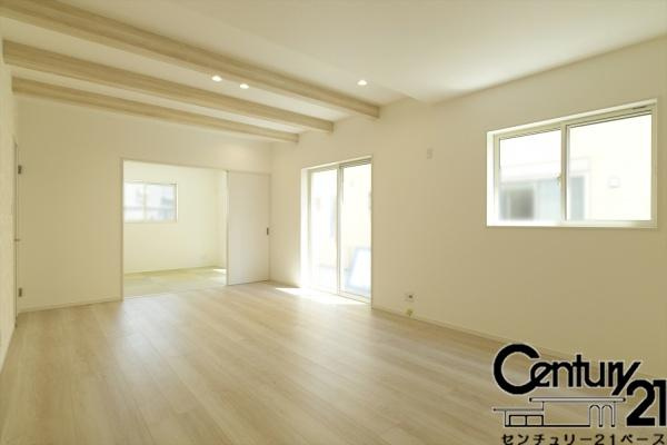 桜井市三輪 ２号地 ／一戸建の居間・リビング|■現地撮影写真■お洒落な見せ梁が印象的な明るいリビングです！