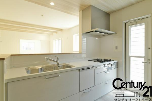 桜井市三輪 ２号地 ／一戸建のキッチン|■現地撮影写真■家族とのコミュニケーションがとりやすい人気のカウンターキッチン！食洗器付きで洗い物も楽々！