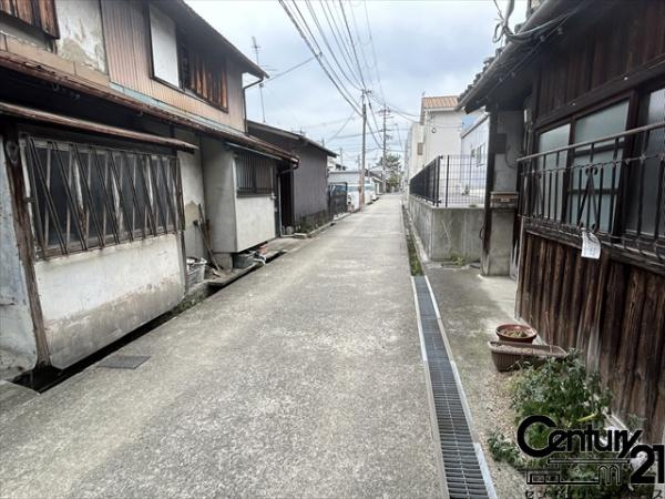 大和高田市旭南町　建築条件なし土地の前面道路含む現地写真|■現地撮影写真■近隣にスーパーやコンビニ等の商業施設が充実しており、便利な立地です！