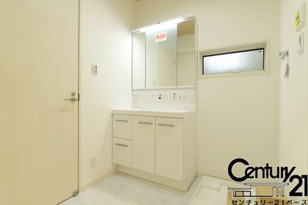 北葛城郡上牧町滝川台２丁目 ２号地／一戸建の独立洗面台|■現地撮影写真■三面鏡タイプのミラーキャビネット！収納スペースも豊富です！
