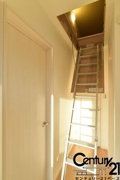 北葛城郡上牧町滝川台２丁目 ２号地／一戸建の内装|■現地撮影写真■こちらは小屋裏収納へ続く収納階段です！