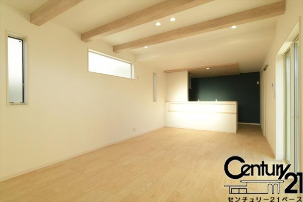 北葛城郡上牧町滝川台２丁目 ２号地／一戸建の居間・リビング|■現地撮影写真■ご家族でくつろいでいただける広々したリビングです！全窓ペアガラス標準装備！