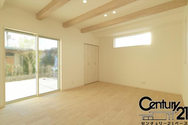 北葛城郡上牧町滝川台２丁目 ２号地／一戸建の居間・リビング|■現地撮影写真■見せ梁が印象的な明るい１９帖のリビングです！