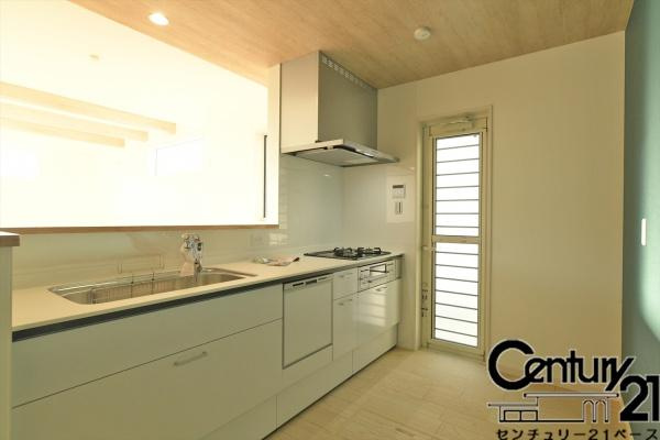 北葛城郡上牧町滝川台２丁目 ２号地／一戸建のキッチン|■現地撮影写真■家族とのコミュニケーションがとりやすい人気のカウンターキッチン！食洗器付きで洗い物も楽々！