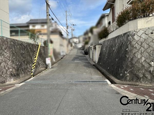 北葛城郡河合町広瀬台１丁目の売地の前面道路含む現地写真|■現地撮影写真■スーパーやコンビニまで徒歩圏内！日々のお買い物も楽々スムーズ！