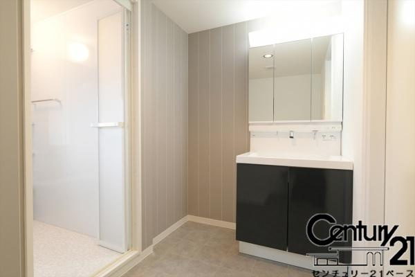 ネオハイツ八木西の独立洗面台|■現地撮影写真■三面鏡タイプのミラーキャビネット！収納スペースも豊富です！