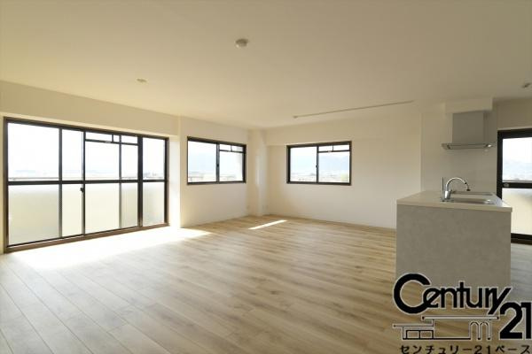 ネオハイツ八木西の居間・リビング|■現地撮影写真■陽当たり良好な南面リビング！ゆったり２６帖の快適な空間です！