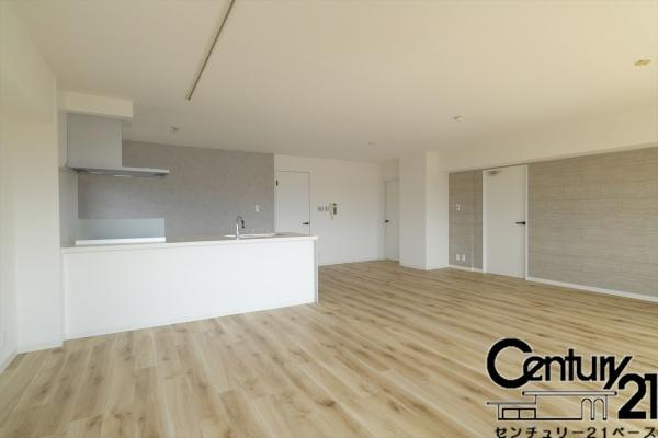 ネオハイツ八木西の居間・リビング|■現地撮影写真■ご家族でくつろいでいただける広々したリビングです！