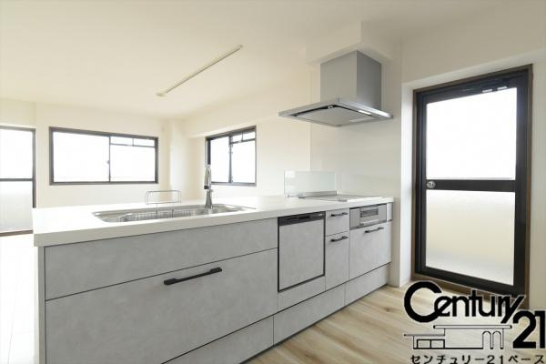 ネオハイツ八木西のキッチン|■現地撮影写真■ＩＨコンロでお掃除楽々！家事もはかどりますね！