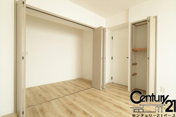 ネオハイツ八木西の収納|■現地撮影写真■冬物のコートや季節のものなどたくさんしまえる広さ！