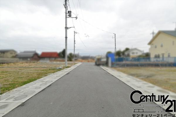 天理市田井庄町の売地の前面道路含む現地写真|■現地撮影写真■前面道路は広々６ｍ！駐車も安心して行えますね！