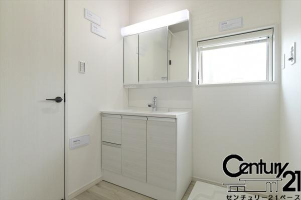 橿原市縄手町 ５号地 ／一戸建の独立洗面台|■現地撮影写真■三面鏡タイプのミラーキャビネット！収納スペースも豊富です！