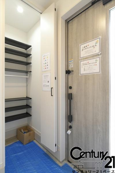 橿原市縄手町 ５号地 ／一戸建の玄関|■現地撮影写真■玄関には広々土間収納があります！履物の他にも傘立てやベビーカーも仕舞えます！