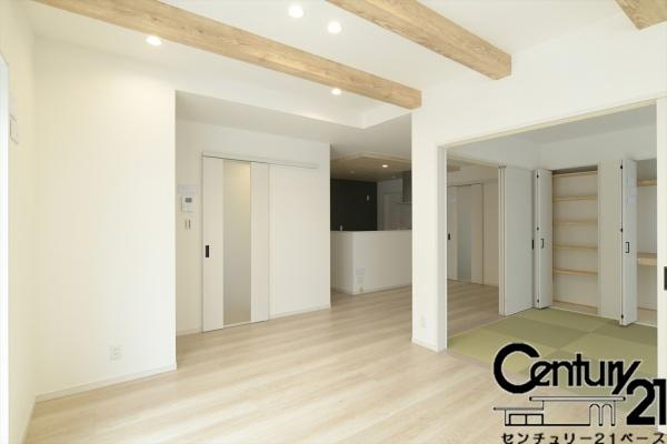 橿原市縄手町 ５号地 ／一戸建の居間・リビング|■現地撮影写真■ご家族でくつろいでいただける広々したリビングです！全窓ペアガラス標準装備！