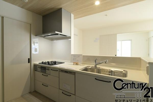 橿原市縄手町 ５号地 ／一戸建のキッチン|■現地撮影写真■家族とのコミュニケーションがとりやすい人気のカウンターキッチン！食洗器付きで洗い物も楽々！