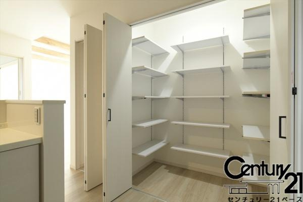 橿原市縄手町 ５号地 ／一戸建の収納|■現地撮影写真■キッチン横には大容量パントリーを完備！