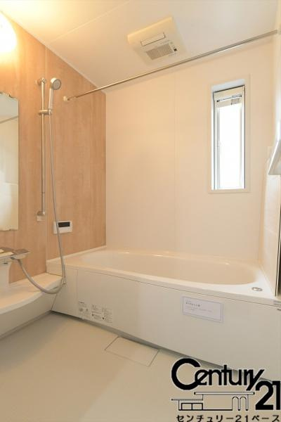 橿原市縄手町 ５号地 ／一戸建の浴室|■現地撮影写真■１坪タイプのユニットバス！足をのばしてお湯につかっていただける広いバスタブです！