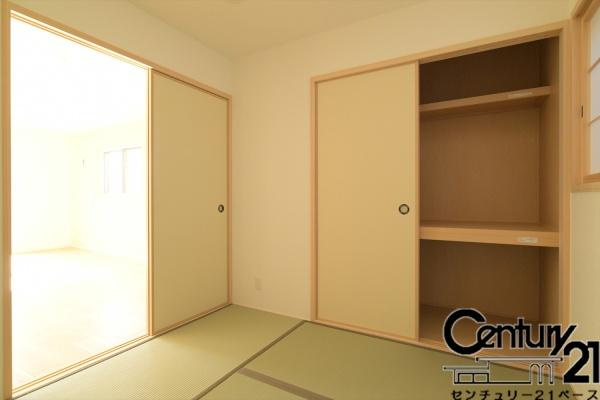 ファーストタウン池部 ２号地 ／一戸建の収納|■現地撮影写真■和室にも収納スペースを完備！