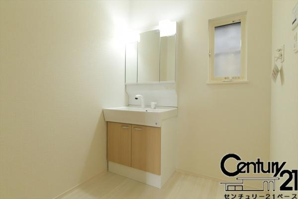 ファーストタウン池部 ２号地 ／一戸建の独立洗面台|■現地撮影写真■三面鏡タイプのミラーキャビネット！収納スペースも豊富です！